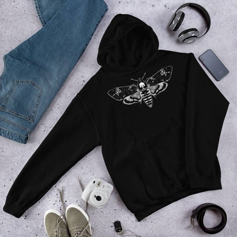 Classic Hoodie Motte Goth Cottagecore Dark Academia Sweatshirt Pullover Housewarming Geschenke Geburtstag Gothic Emo Punk Insekt Frühling von JulieFitzGeraldArt