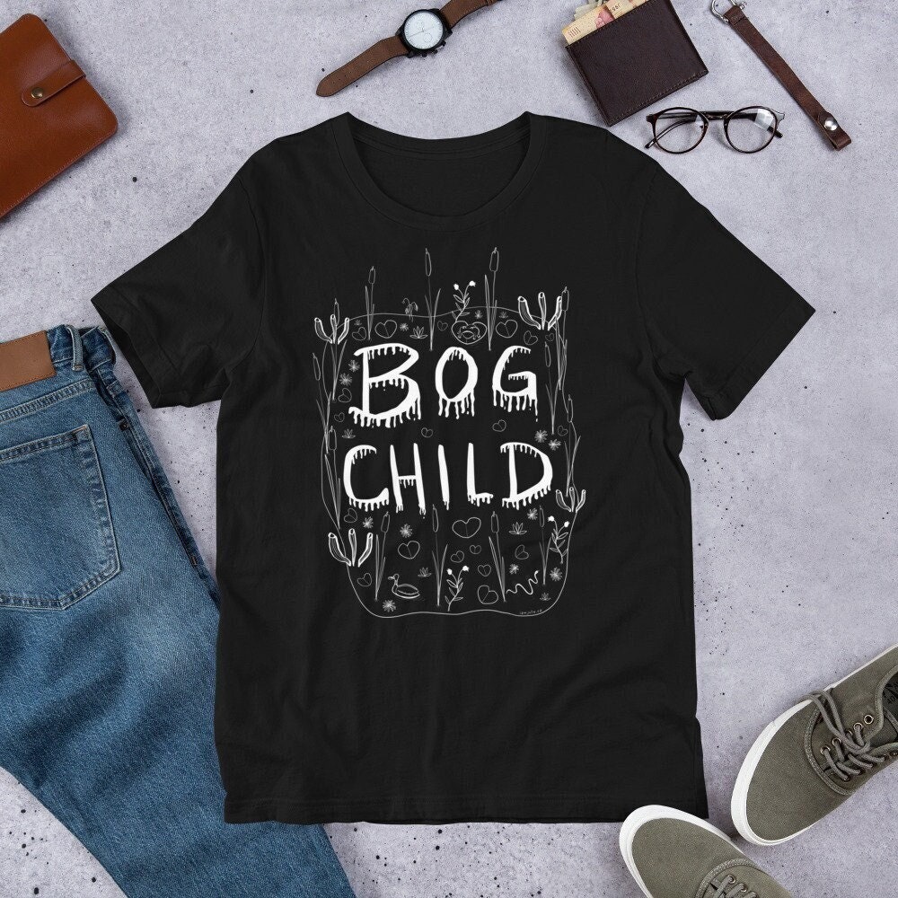 Gerade Schnitt T-Shirt Bog Kind Volkskunst Cottagecore Goblincore Dark Academia Geburtstag Geschenk Seltsam Goth Lustige Camping Abenteuer Wald von JulieFitzGeraldArt