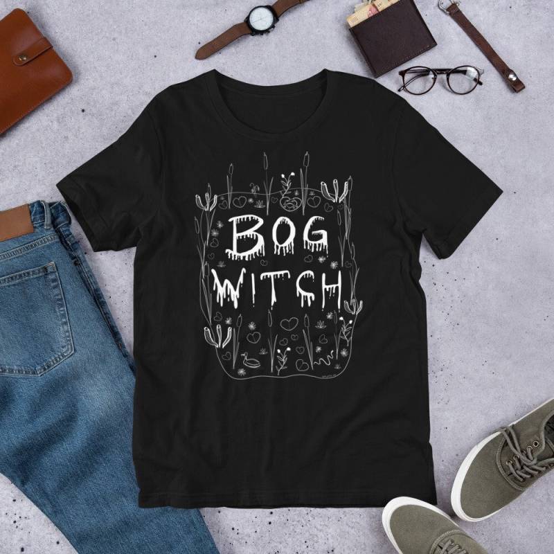 Gerade Schnitt T-Shirt Bog Witch Dark Academia Volkskunst Witchy Geburtstag Gothic Weirdcore Cottagecore Goth Witchcore Frühling Geschenke von JulieFitzGeraldArt