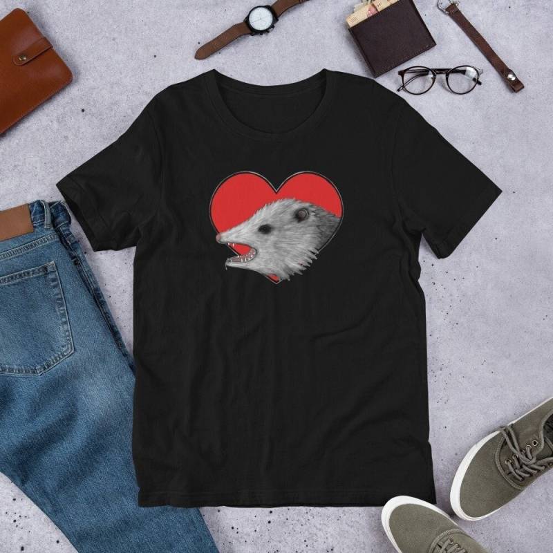 Gerade Schnitt T-Shirt Possum Liebe Schreiendes Opossum Goblincore Dark Academia Volkskunst Goth Punk Geburtstagsgeschenk Schräge Lustige Schrullige von JulieFitzGeraldArt