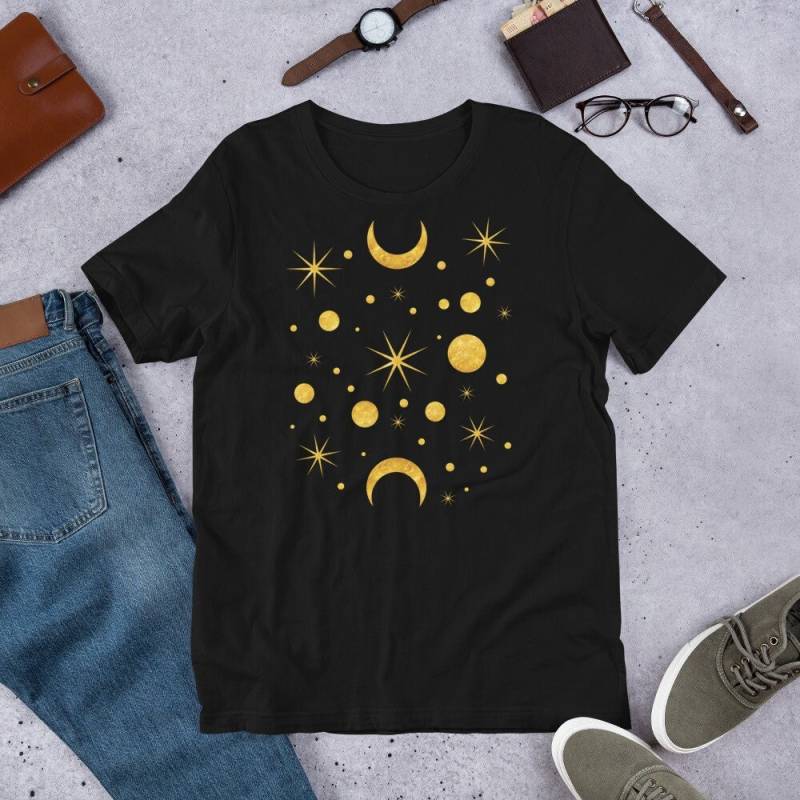 Gerade Schnitt T-Shirt Sterne Und Mond Raum Kunstdruck Volkskunst Geburtstagsgeschenke Schrulligen Wunderlichen Halbmond Gruselig Seltsam Gruselige von JulieFitzGeraldArt