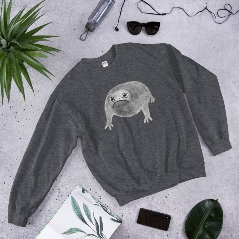 Klassiker Sweatshirt Schräger Frosch Goblincore Dunkel Academia Cottagecore Geburtstags-Geschenke Pullover Lustiger Kröten-Pullover Schrullig von JulieFitzGeraldArt