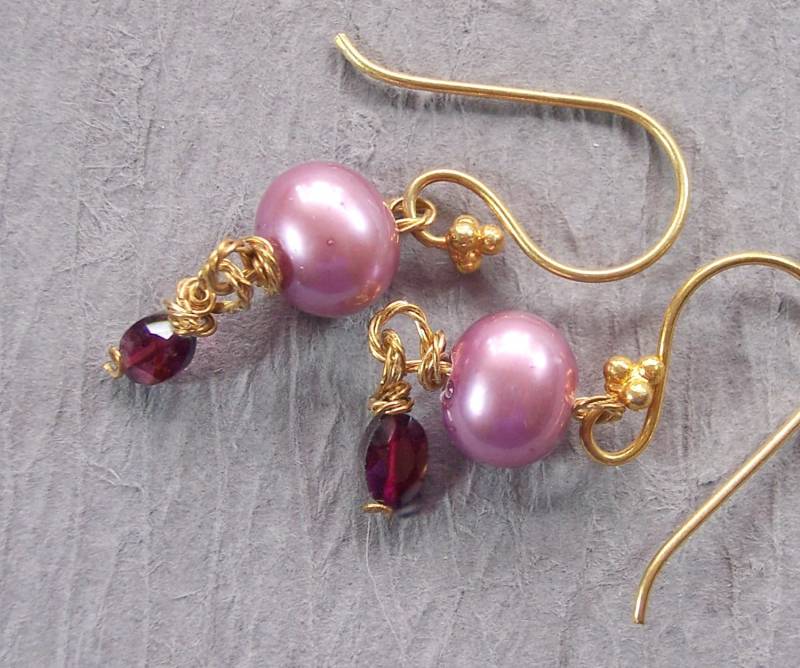Lavender Perle Und Granatvermeil Earrings ~ Hochzeitskollektion Lavender Perle Und Granatvermeil Earrings ~ Hochzeitskollektion von JulietJewelryDesign