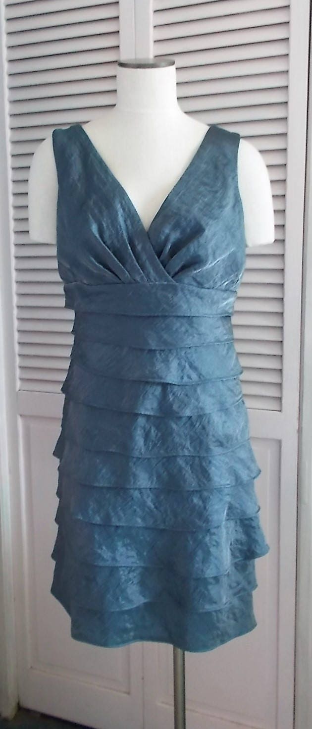 Jahrgang London Mal Cocktail-Kleid Blau/Grau Tiered Shutter Falten - Vintage Größe 14 Kontrollmessungen Jahrgang London Mal Cocktail-Kleid Blau/Grau Tiered Shutter Falten - Vintage Größe 14 Kontrollmessungen von JulietsTreasuresUSA