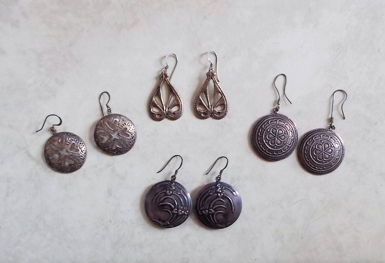 Vier Paar Vintage Handwerker Gehämmert Metall Renaissance Messe Ohrringe - Mit Ohrdrähten Durchbohrt Vier Paar Vintage Handwerker Gehämmert Metall Renaissance Messe Ohrringe - Mit Ohrdrähten Durchbohrt von JulietsTreasuresUSA