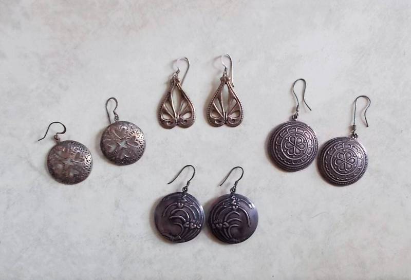 Vier Paar Vintage Handwerker Gehämmert Metall Renaissance Messe Ohrringe - Mit Ohrdrähten Durchbohrt Vier Paar Vintage Handwerker Gehämmert Metall Renaissance Messe Ohrringe - Mit Ohrdrähten Durchbohrt von JulietsTreasuresUSA