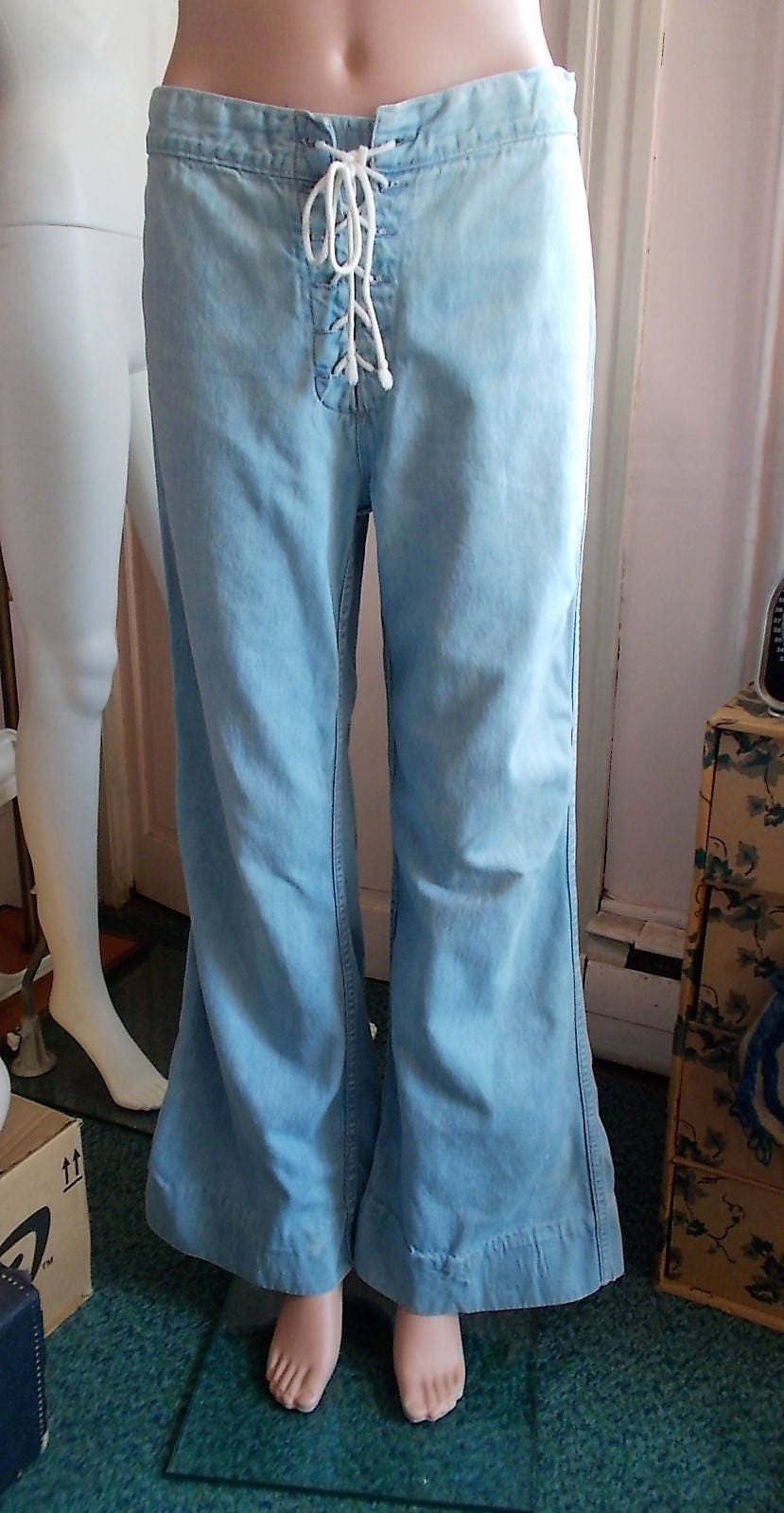 Vintage Foxmoor Lace-Up Bell Bottom Blue Jeans - Größe 13 Vintage Foxmoor Lace-Up Bell Bottom Blue Jeans - Größe 13 von JulietsTreasuresUSA