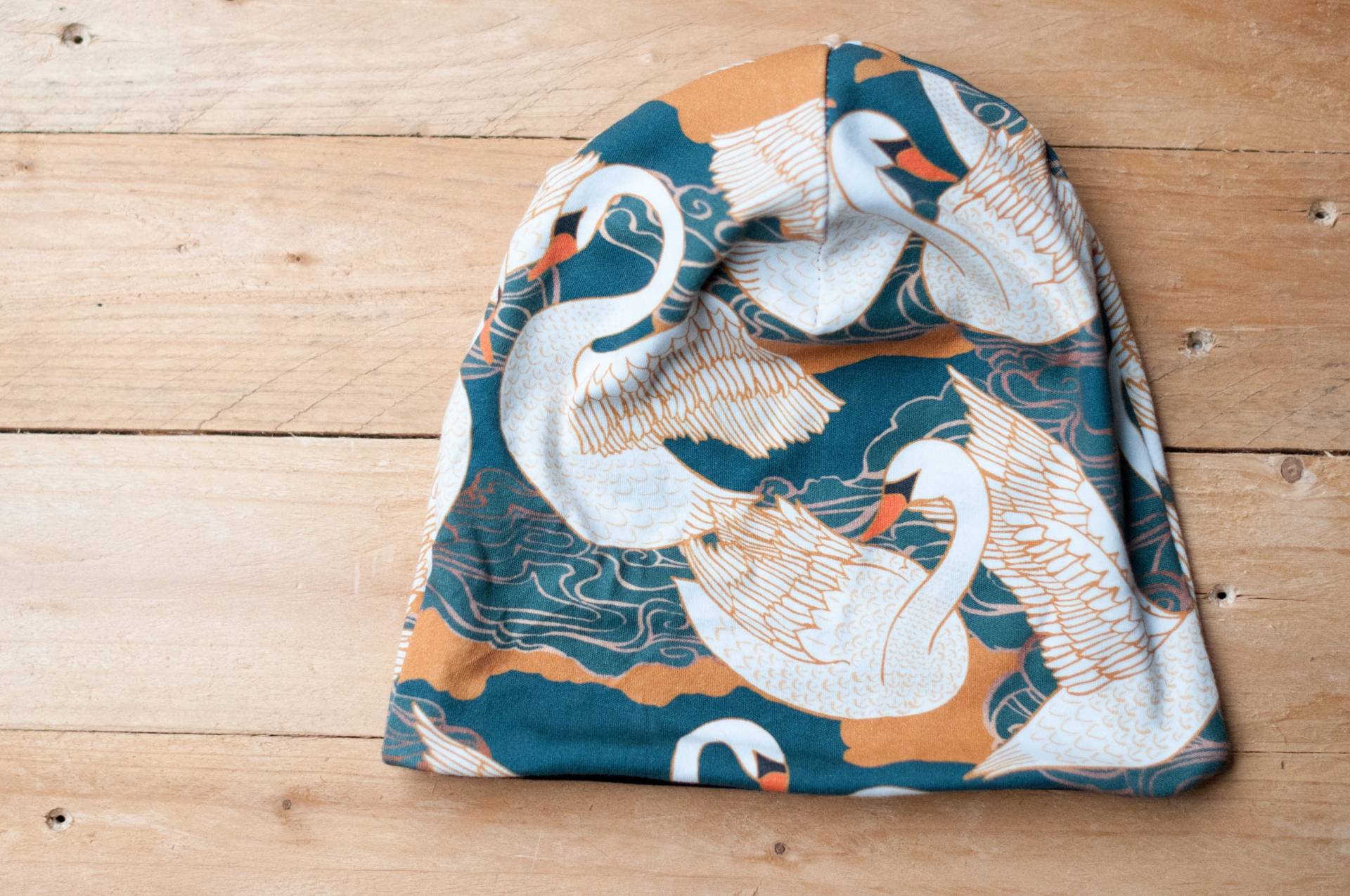 Beanie Mütze Aus Bio-Baumwolle Mit Schwanen Motiv Und Blauem Samt Futter - Warm Zum Krempeln Beanie Mütze Aus Bio-Baumwolle Mit Schwanen Motiv Und Blauem Samt Futter - Warm Zum Krempeln von JuliettaVgwendetta