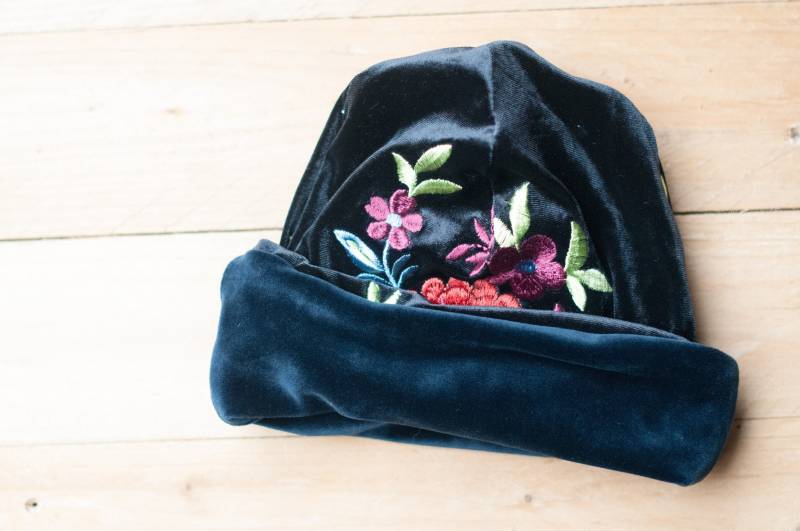 Beanie Mütze Aus Samt Mit Blumen Stickerei - Schwarzer Und Bunte Blümchen Warm Zum Krempeln Blaues Futter von JuliettaVgwendetta