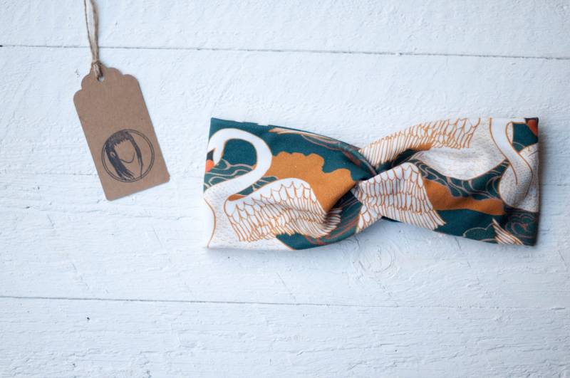 Breites Haarband Mit Schwan Motiven in Blau Gold Orange Stirnband Boho Hippie Vibes Breites Haarband Mit Schwan Motiven in Blau Gold Orange Stirnband Boho Hippie Vibes von JuliettaVgwendetta