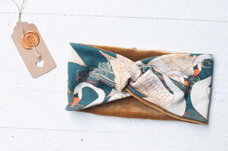 Breites Haarband Mit Schwan Motiven in Blau Goldenem Futter Aus Samt/Total Kuschelig // Stirnband Boho Hippie Vibes Gold Breites Haarband Mit Schwan Motiven in Blau Goldenem Futter Aus Samt/Total Kuschelig // Stirnband Boho Hippie Vibes Gold von JuliettaVgwendetta