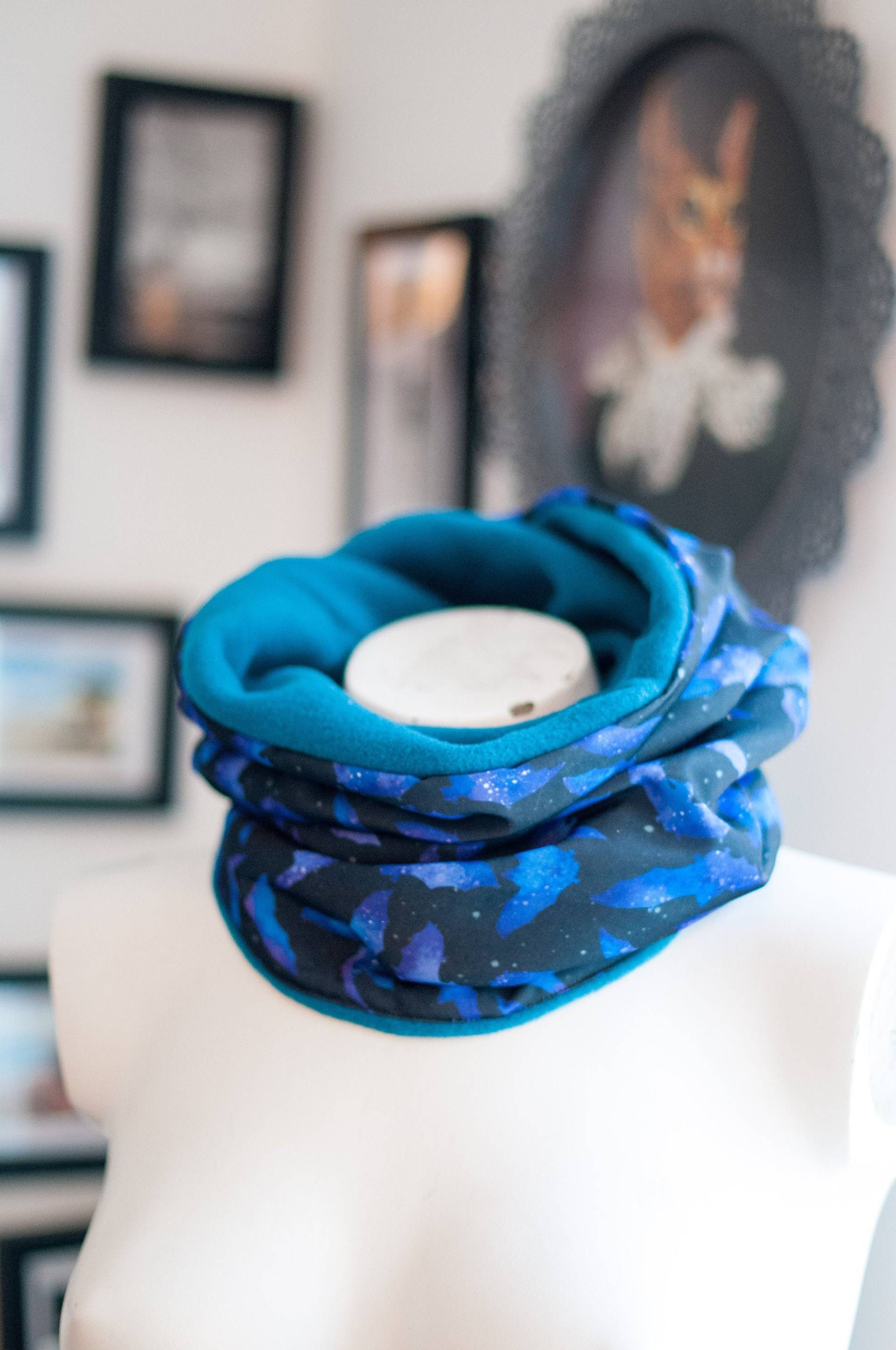 Loop Schal Außen Regen Abweisend, Innen Warmer Fleece Mit Lila Fledermaus Muster in Batik Optik Blauer Loop Schal Außen Regen Abweisend, Innen Warmer Fleece Mit Lila Fledermaus Muster in Batik Optik Blauer von JuliettaVgwendetta