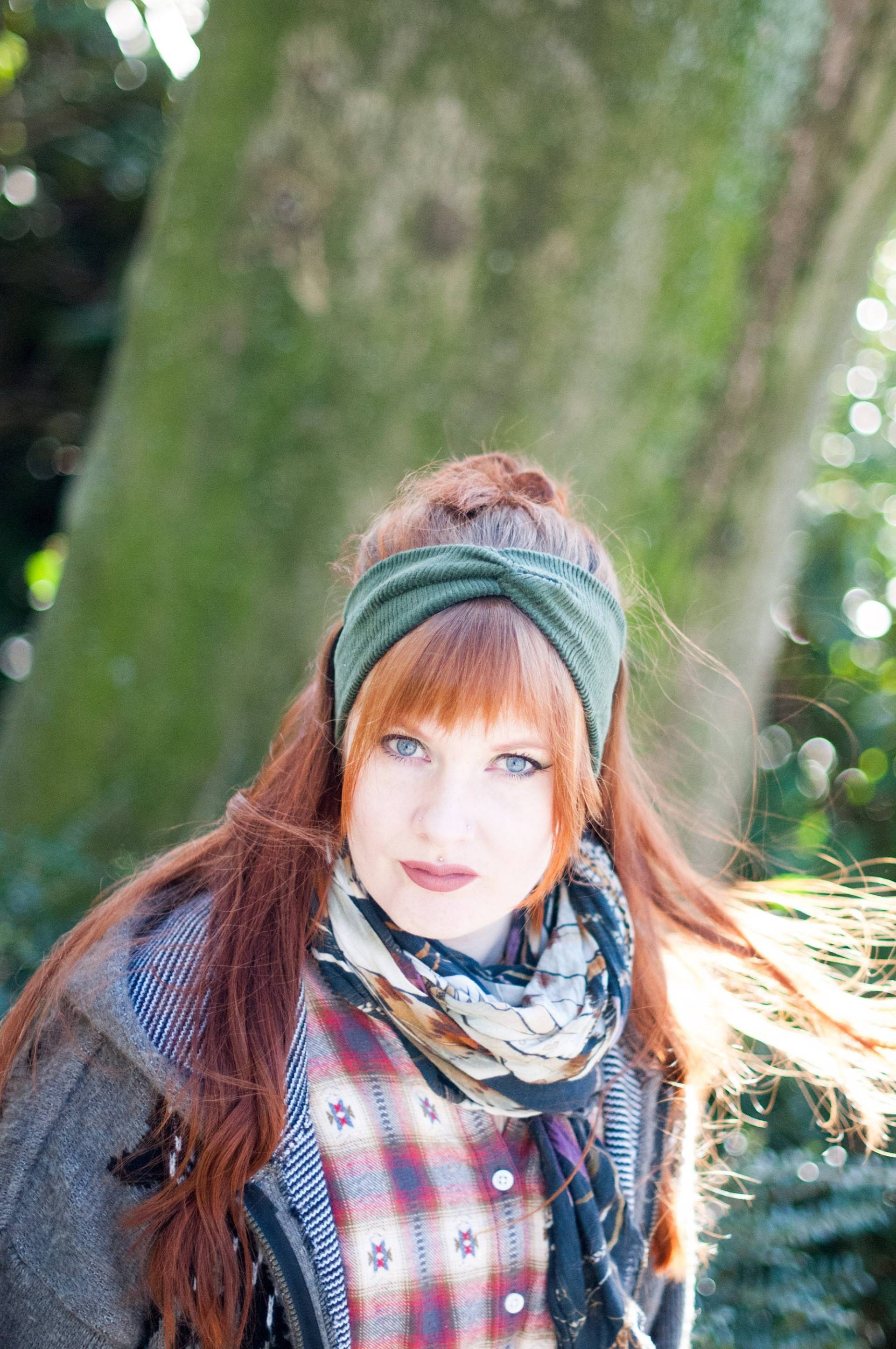 Warmes Stirnband Für Den Herbst/Winter Aus Samt Cord Velvet in Tannen Grün Dunkelgrün Ohren Wärmer Haarband Baumwolle Warmes Stirnband Für Den Herbst/Winter Aus Samt Cord Velvet in Tannen Grün Dunkelgrün Ohren Wärmer Haarband Baumwolle von JuliettaVgwendetta