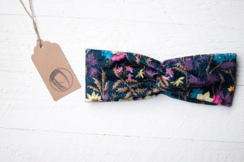 Zartes Blumen Muster Auf Schwarzem Hintergrund Stirnband Für Den Herbst, Winter Minky Samt, Ohren Wärmer Haarband Blumenwiese Blüten Gothic von JuliettaVgwendetta