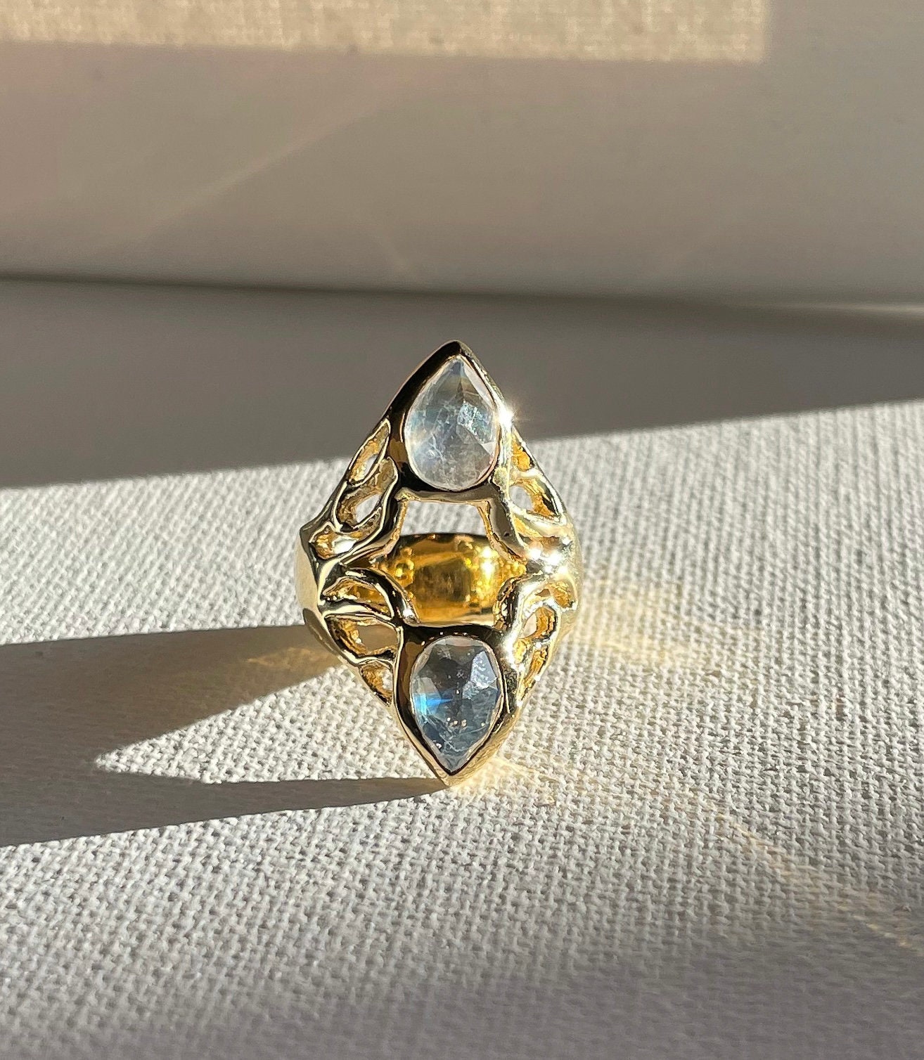 Double Vision, Statement Ring, Mondstein Skulpturaler Multiple Stone Ring Double Vision, Statement Ring, Mondstein Skulpturaler Multiple Stone Ring von JulietteMuirJewelry