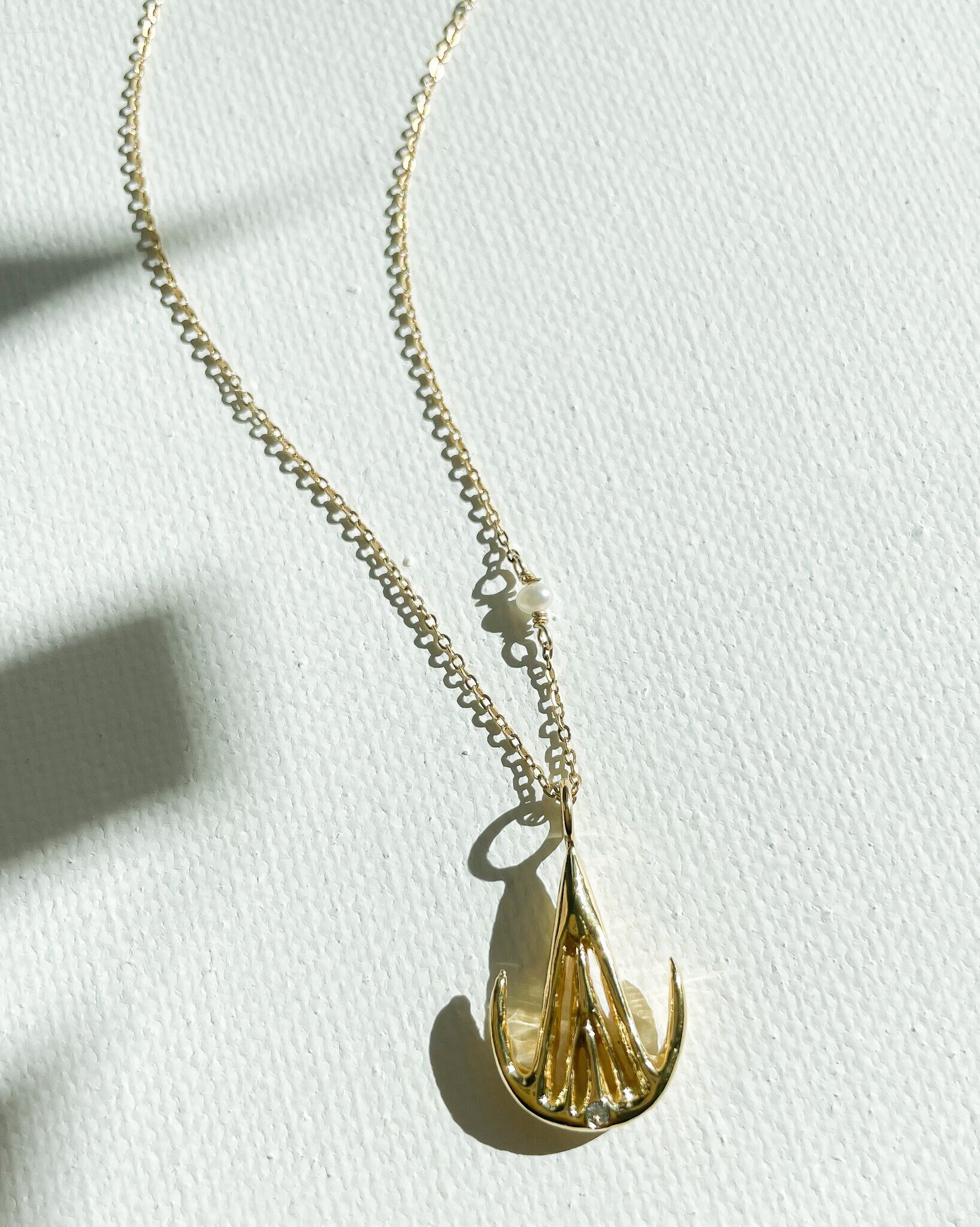 Formwandler Halskette, Dreieck Mond 14K Gold Halskette Formwandler Halskette, Dreieck Mond 14K Gold Halskette von JulietteMuirJewelry