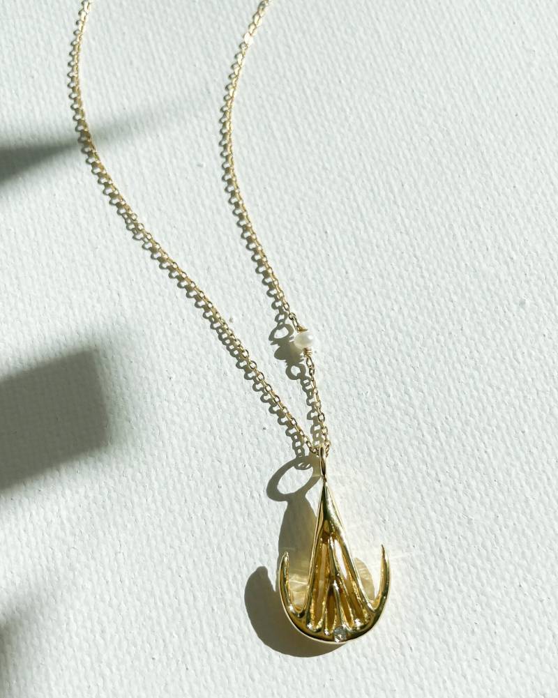 Formwandler Halskette, Dreieck Mond 14K Gold Halskette Formwandler Halskette, Dreieck Mond 14K Gold Halskette von JulietteMuirJewelry