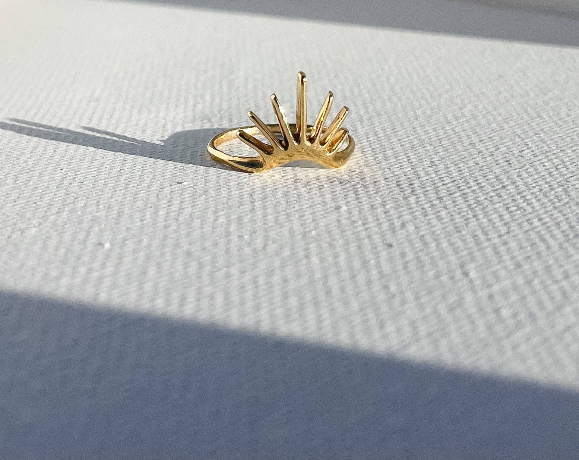 Horizont Ring/ Sonnenstrahl Sonnen Gold Stapel Ring Horizont Ring/ Sonnenstrahl Sonnen Gold Stapel Ring von JulietteMuirJewelry
