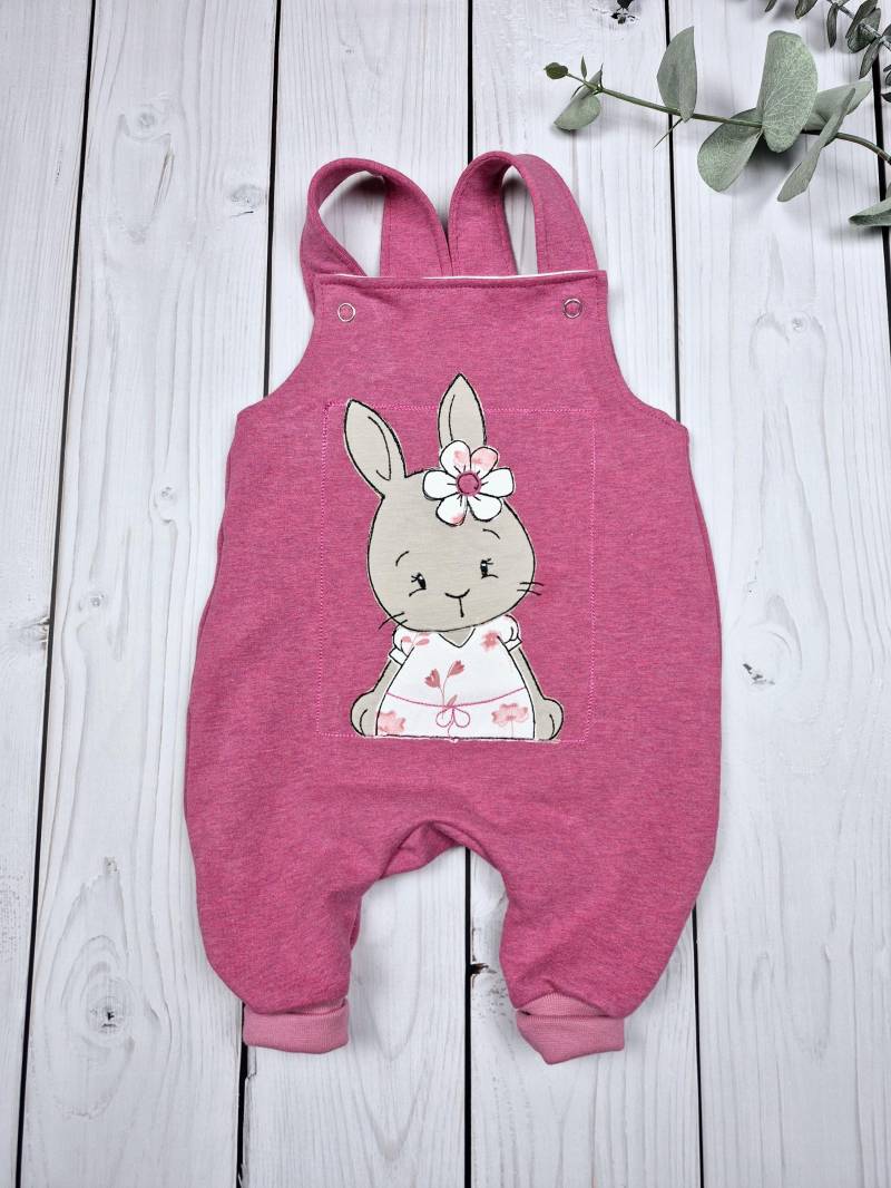 Latzhose Baby Stickerei Applikation Hase Latzhose Baby Stickerei Applikation Hase von JulikindHandmade