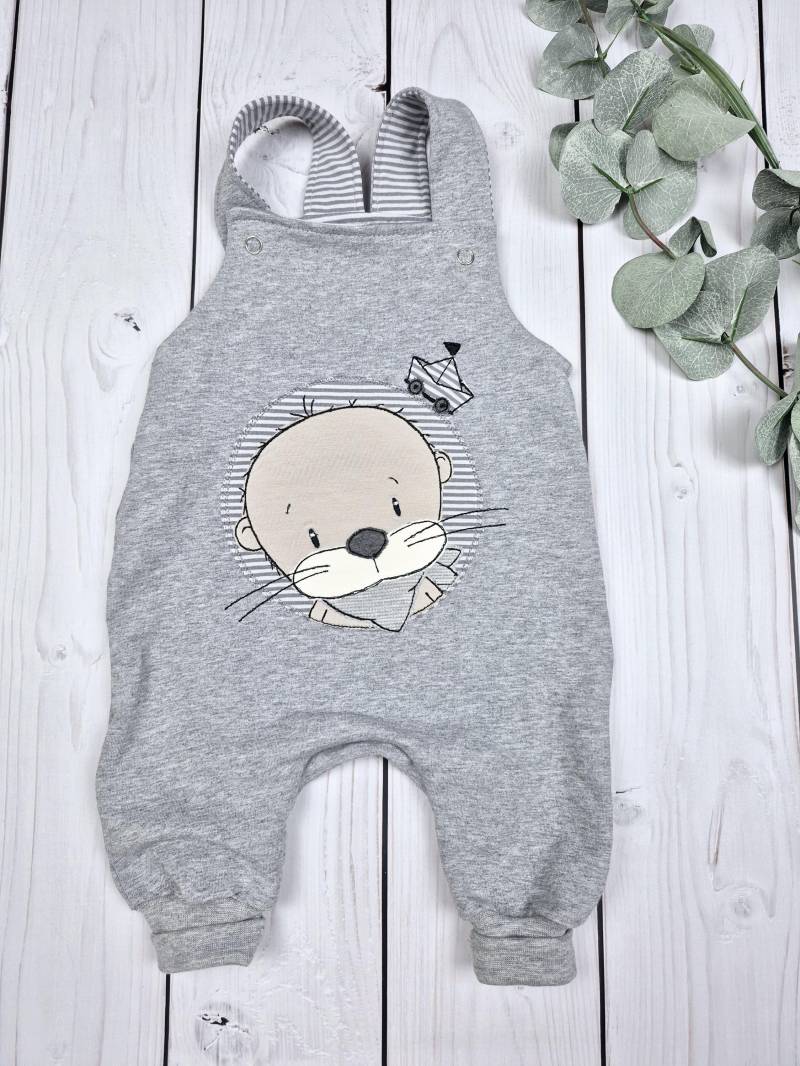 Latzhose Baby Stickerei Applikation Otter Boot von JulikindHandmade