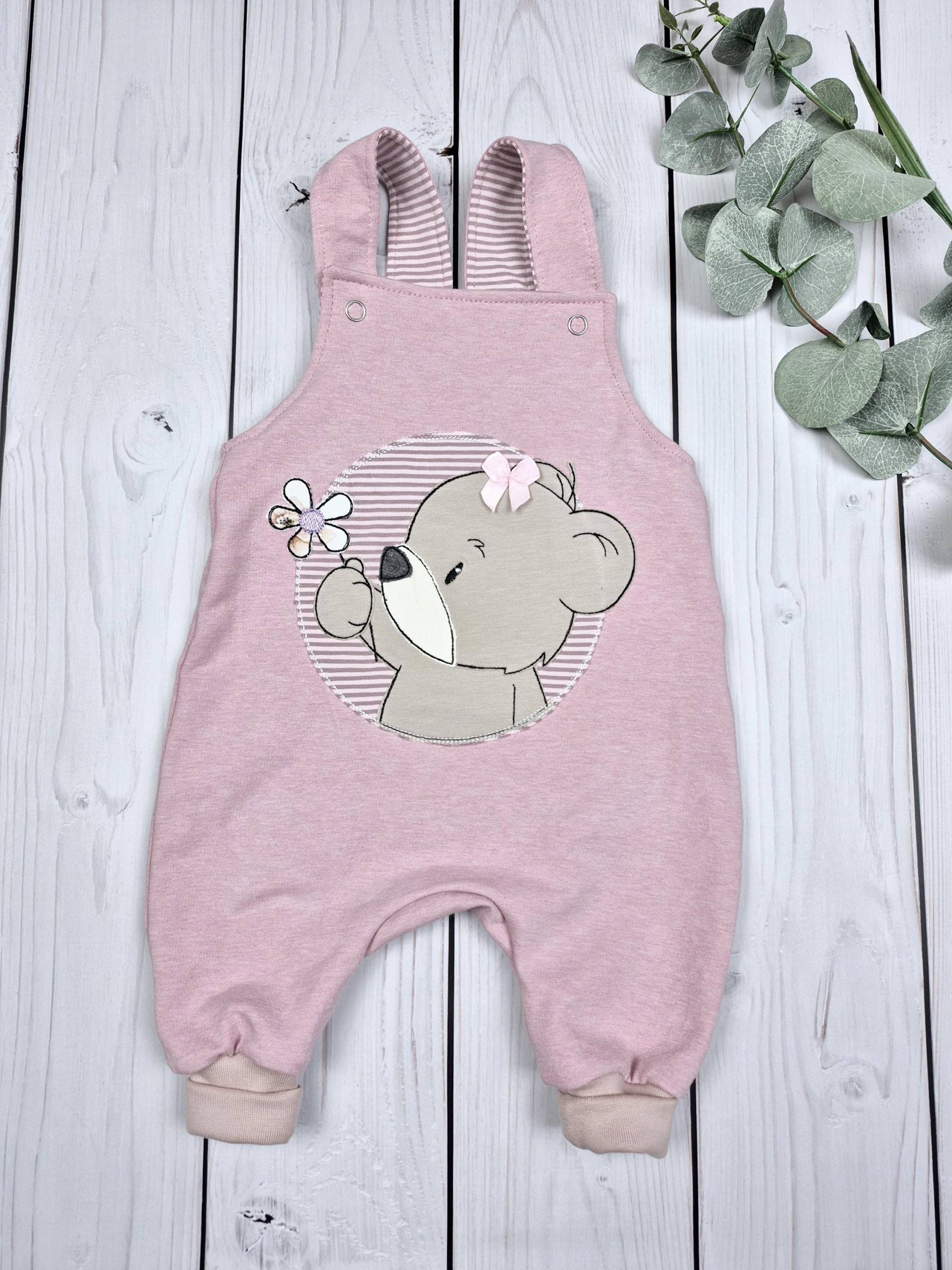 Latzhose Baby Stickerei Applikation Teddy Mit Blume Latzhose Baby Stickerei Applikation Teddy Mit Blume von JulikindHandmade