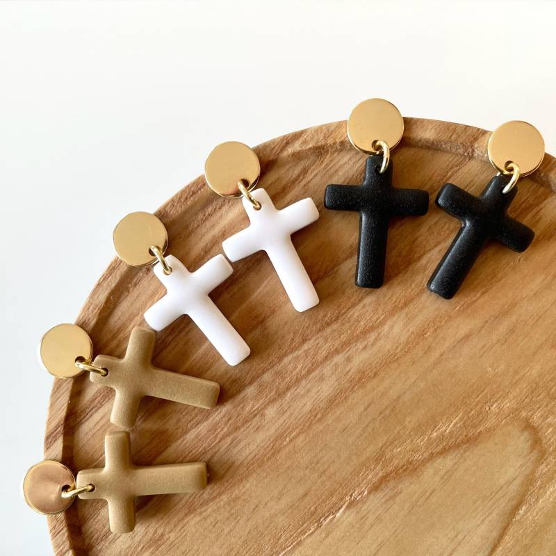 Kleine Goldene Ohrringe Mit Kreuz-Anhänger in Weiß, Schwarz Oder Beige, Handgefertigt, Leicht, 304 Edelstahl, 18K Vergoldet Kleine Goldene Ohrringe Mit Kreuz-Anhänger in Weiß, Schwarz Oder Beige, Handgefertigt, Leicht, 304 Edelstahl, 18K Vergoldet von Julilachen