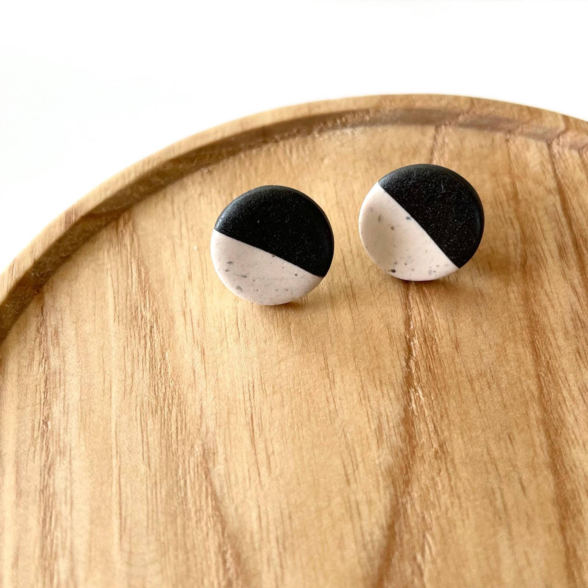 Kleine Leichte Runde Schwarz/Beige Melierte Ohrstecker, Halb Halb, Handgefertigt, 304 Edelstahl Kleine Leichte Runde Schwarz/Beige Melierte Ohrstecker, Halb Halb, Handgefertigt, 304 Edelstahl von Julilachen
