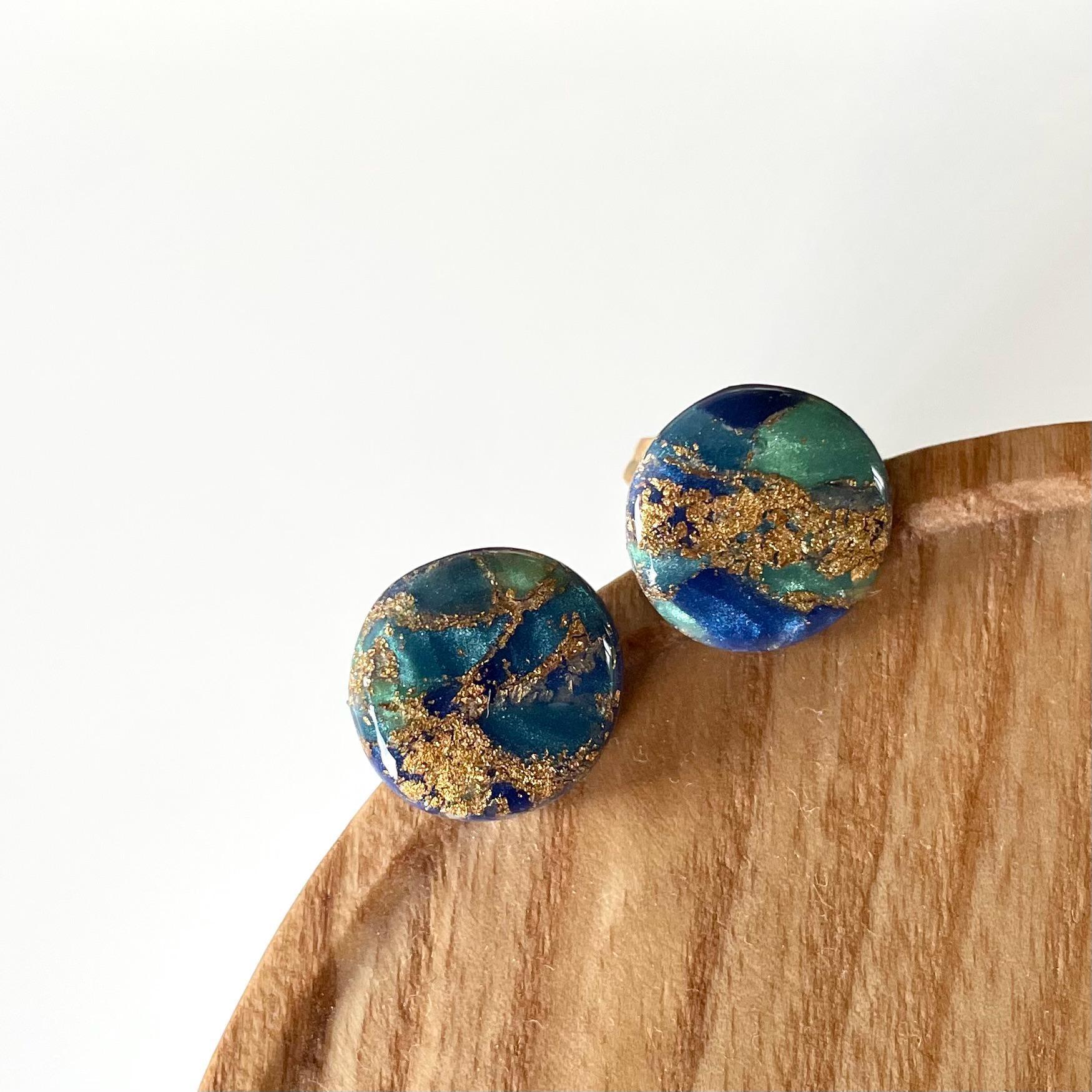 Kleine Runde Blau Grün Schimmernde Kunststein Ohrringe Mit Blattgold Und Epoxidharz Überzug, Handgefertigt, 304 Edelstahl 18K Vergoldet Kleine Runde Blau Grün Schimmernde Kunststein Ohrringe Mit Blattgold Und Epoxidharz Überzug, Handgefertigt, 304 Edelstahl 18K Vergoldet von Julilachen