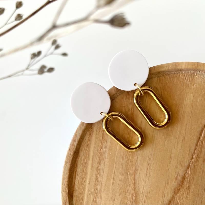 Runde Ovale Ohrringe in Weiß Mit Goldenem Anhänger, Handgefertigt, 304 Edelstahl, 18K Vergoldet Runde Ovale Ohrringe in Weiß Mit Goldenem Anhänger, Handgefertigt, 304 Edelstahl, 18K Vergoldet von Julilachen