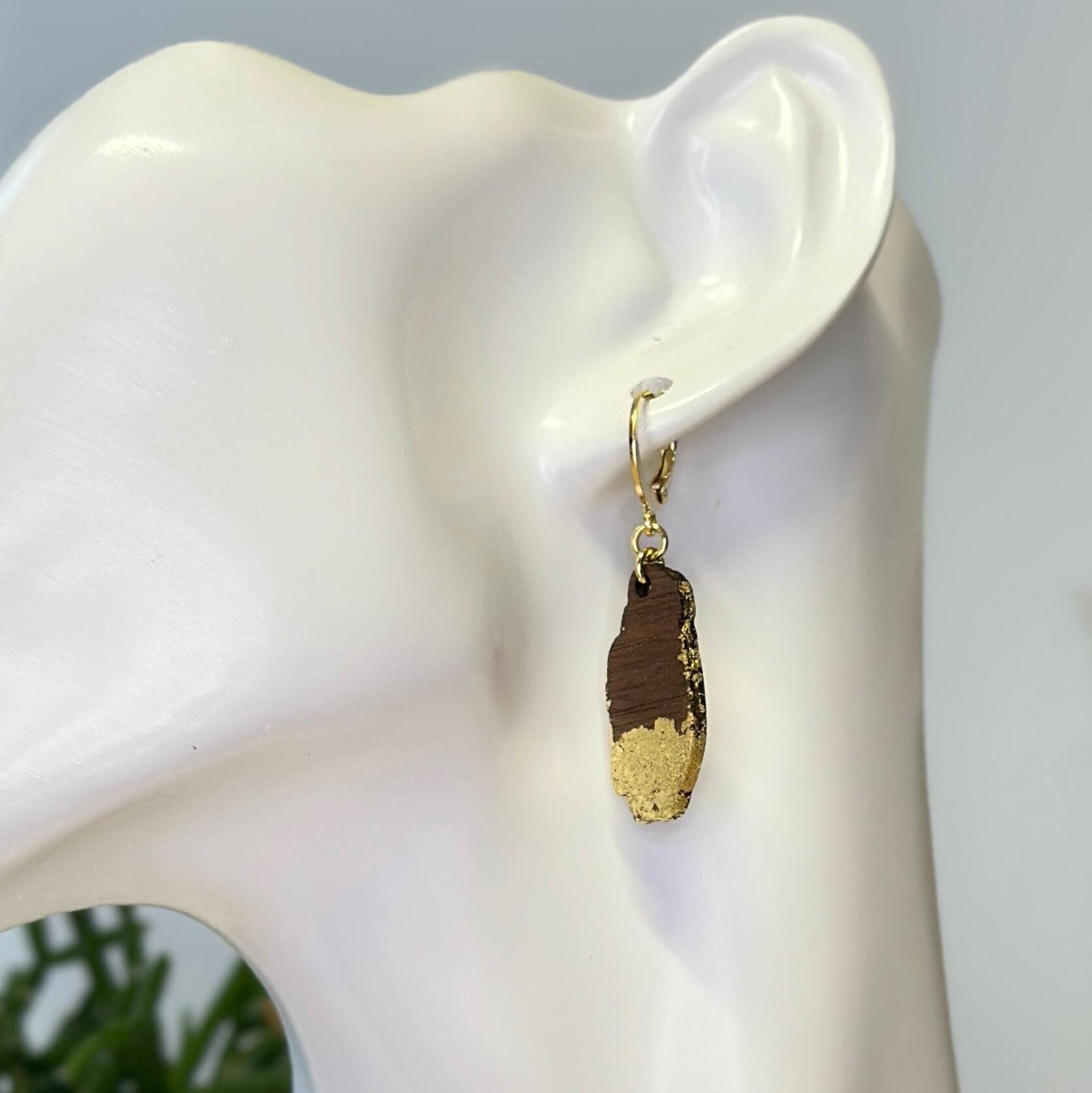 Handgemachte Einzigartige Ohrringe Hängend Holz Und Blattgold von JulisHerzensperle