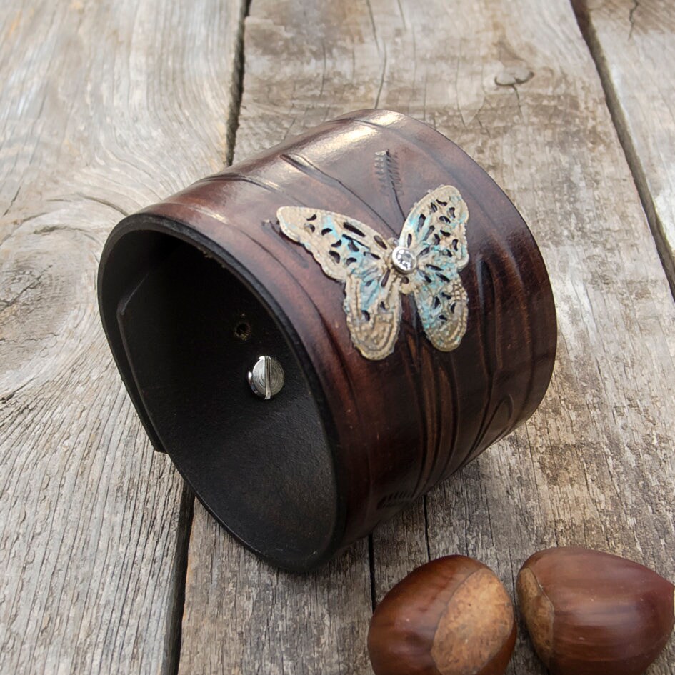 Frauen Leder Manschette Armband, Boho Feder Braun Blumen Geprägt Hippie Armband von Jullyetcreations