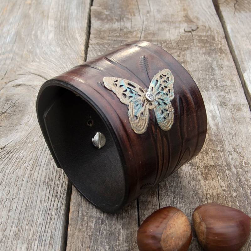 Frauen Leder Manschette Armband, Boho Feder Braun Blumen Geprägt Hippie Armband Frauen Leder Manschette Armband, Boho Feder Braun Blumen Geprägt Hippie Armband von Jullyetcreations
