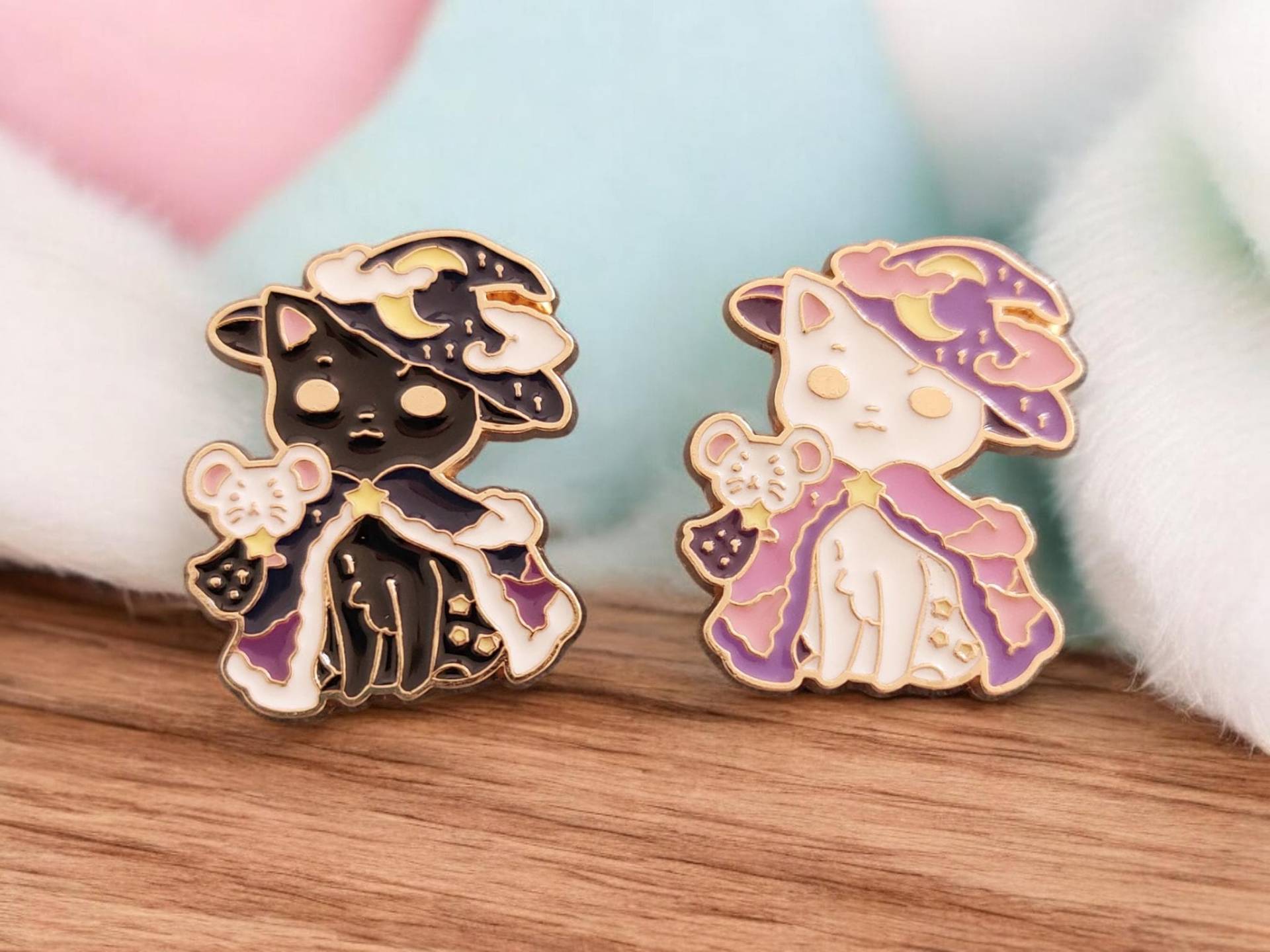 2x Anstecker Magic Cats Black & White Hard Enamel Pins Witch Cat Katzen Weiß Lila Schwarz Mit Hase Rosa Tasche von Julmondes