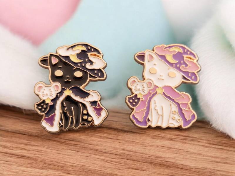 2x Anstecker Magic Cats Black & White Hard Enamel Pins Witch Cat Katzen Weiß Lila Schwarz Mit Hase Rosa Tasche von Julmondes