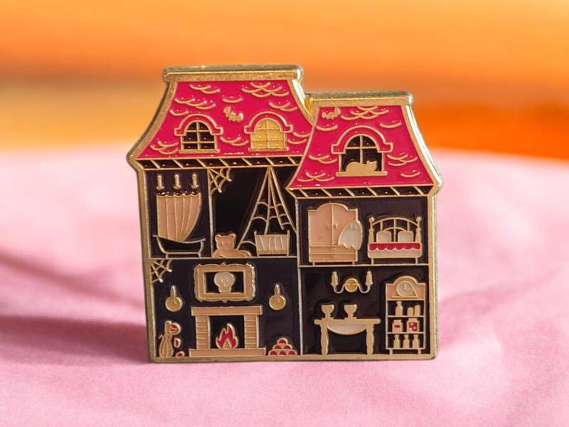 Ansteckerxl Dollhouse Haunted Puppenhaus Gothik Fantasy Spukhaus Extra Groß Spinnweben Hard Enamel Pin Black Red von Julmondes