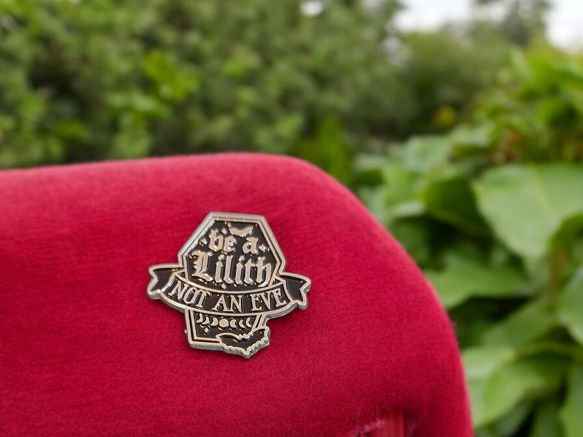 Anstecker Feminist Enamel Pin - Be A Lilith Not An Eve Strong Woman Quote, Rebellion Accessory, Girl Power Gift Idea Black & Silver von Julmondes