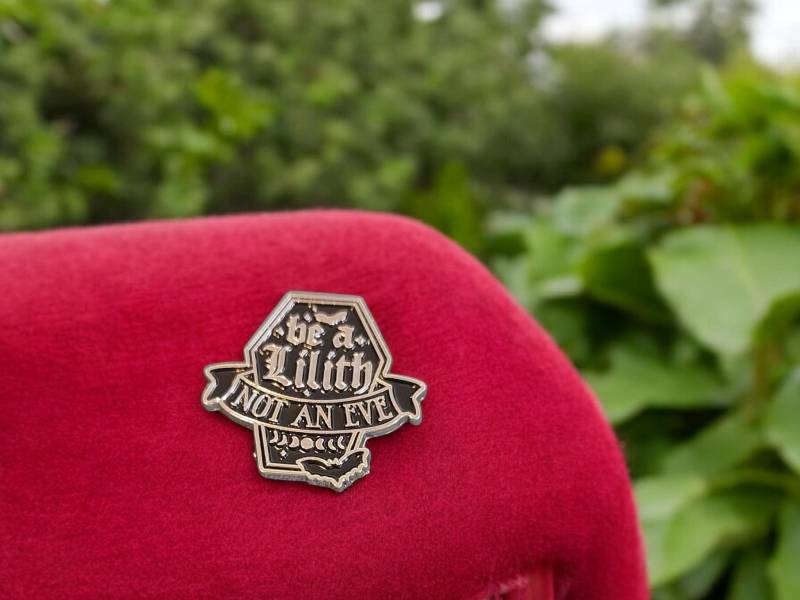 Anstecker Feminist Enamel Pin - Be A Lilith Not An Eve Strong Woman Quote, Rebellion Accessory, Girl Power Gift Idea Black & Silver von Julmondes