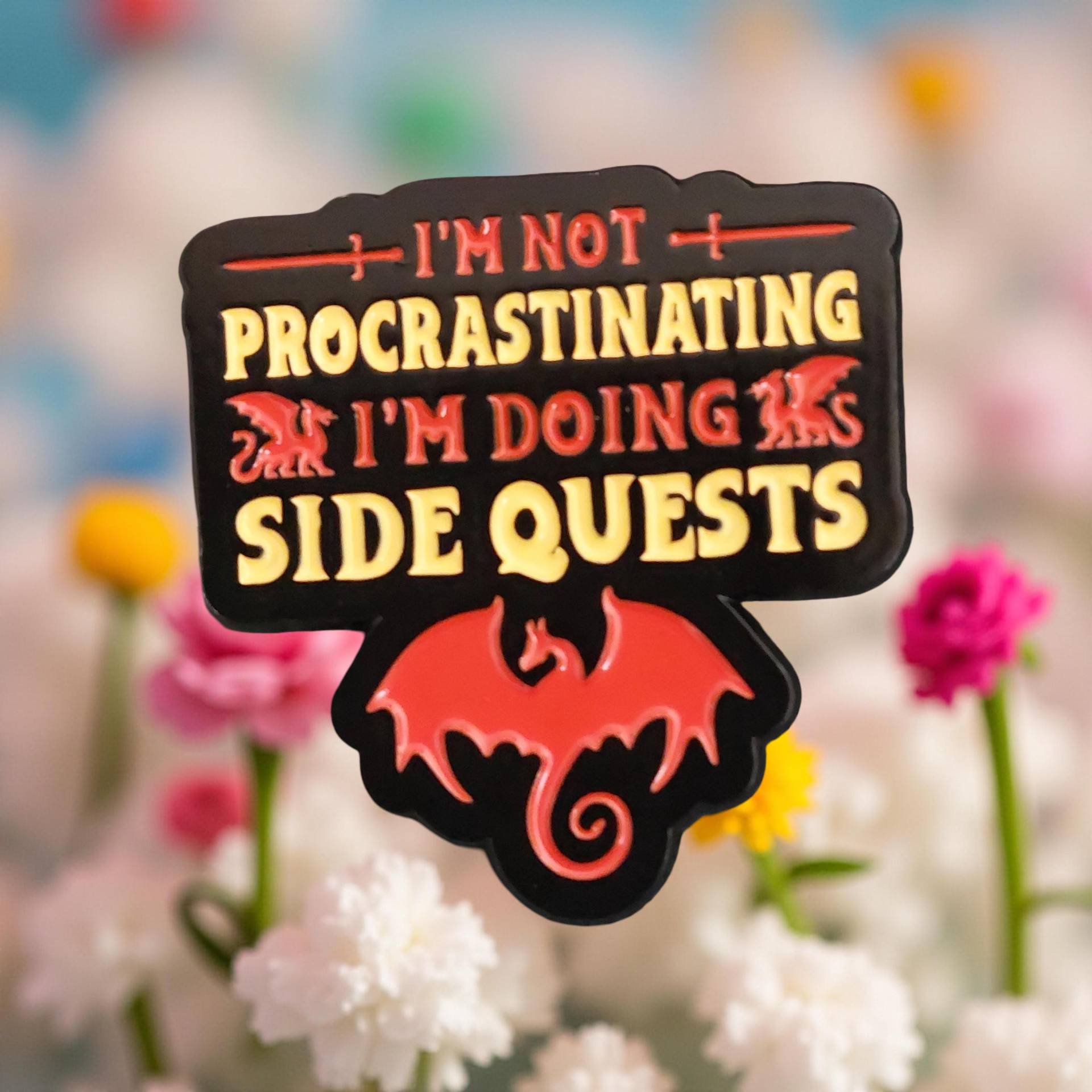 Anstecker I Am Not Procrastinating I Doing Side Quests Ok Mum Dungens & Dragons Lustiger Real Life Hard Enamel Pin Anstecker I Am Not Procrastinating I Doing Side Quests Ok Mum Dungens & Dragons Lustiger Real Life Hard Enamel Pin von Julmondes