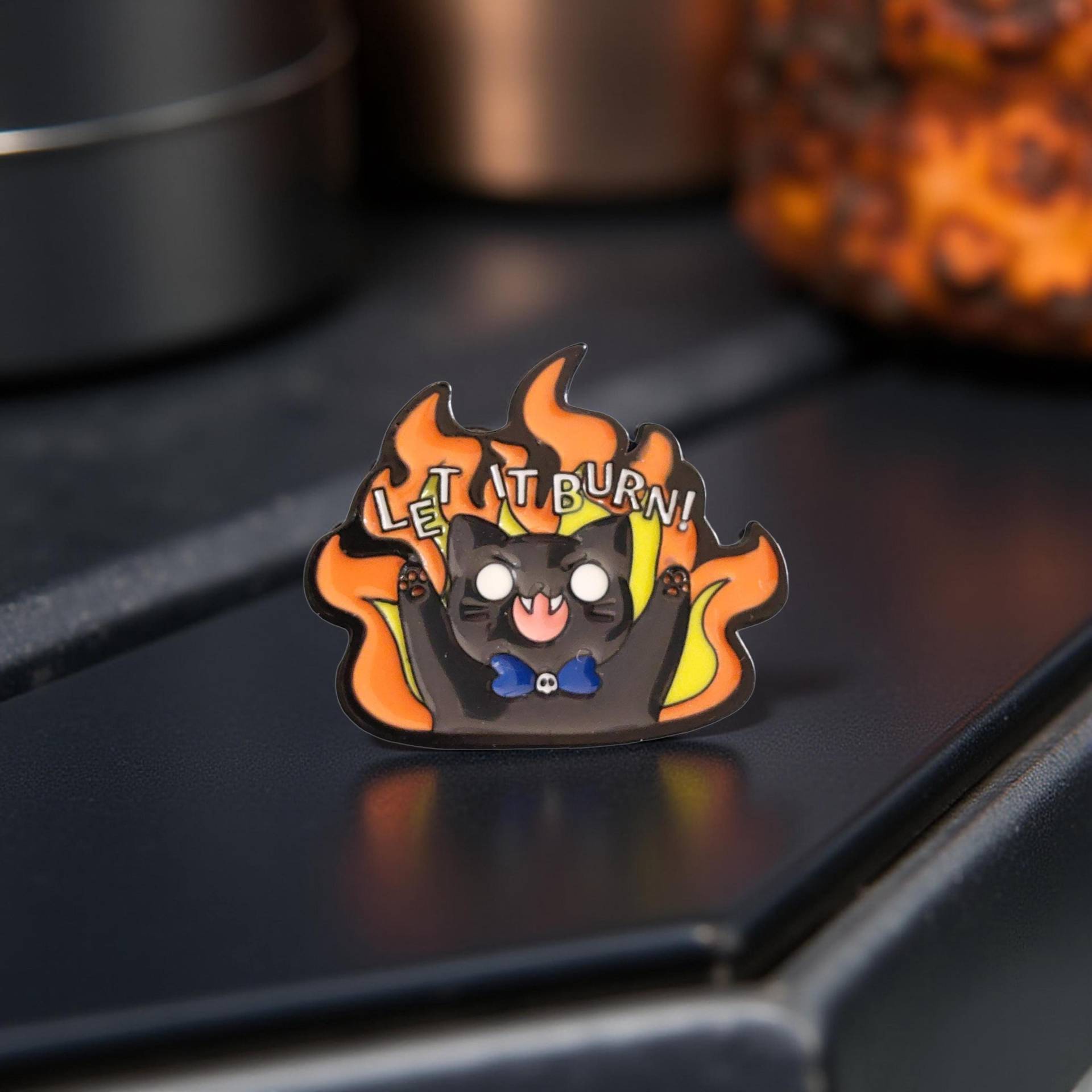Anstecker Let It Burn - Hard Enamel Pin, Black Crazy Cat, Flames, Funny Sarcastic Dark Humor Gift Geschenkidee Crazy Cat Lady/Boy von Julmondes