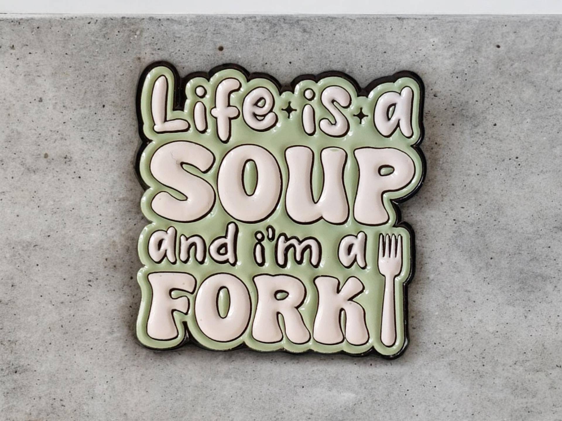 Anstecker Life Is A Soup & I Am Fork - Funny Meme Pin Mental Health Humor Enamel Pin, Cute Ironic Gift, Aesthetic Lapel Badge von Julmondes