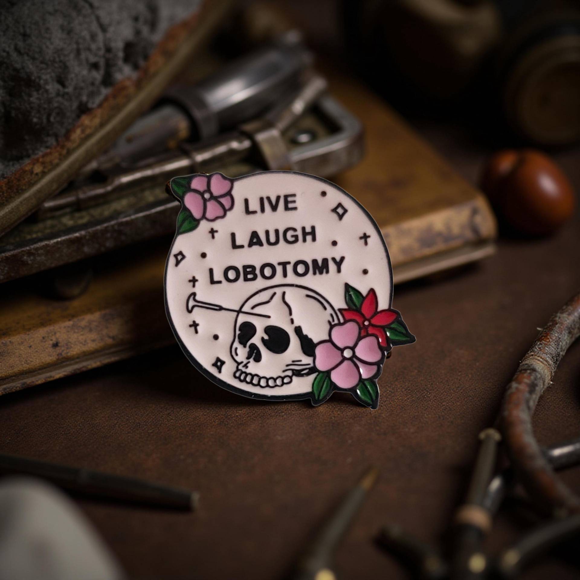 Anstecker Live Laugh Lobotomy Hard Enamel Pin Funny Alternative Cute Badge, Mental Health Humor Gift, Ironic Accessory Dark von Julmondes