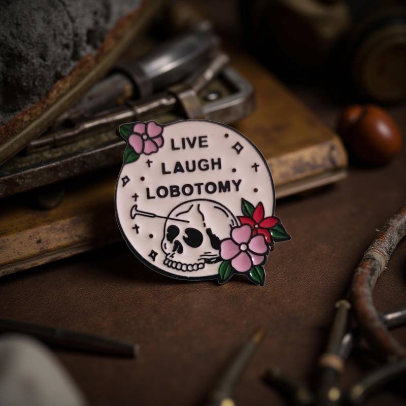 Anstecker Live Laugh Lobotomy Hard Enamel Pin Funny Alternative Cute Badge, Mental Health Humor Gift, Ironic Accessory Dark von Julmondes