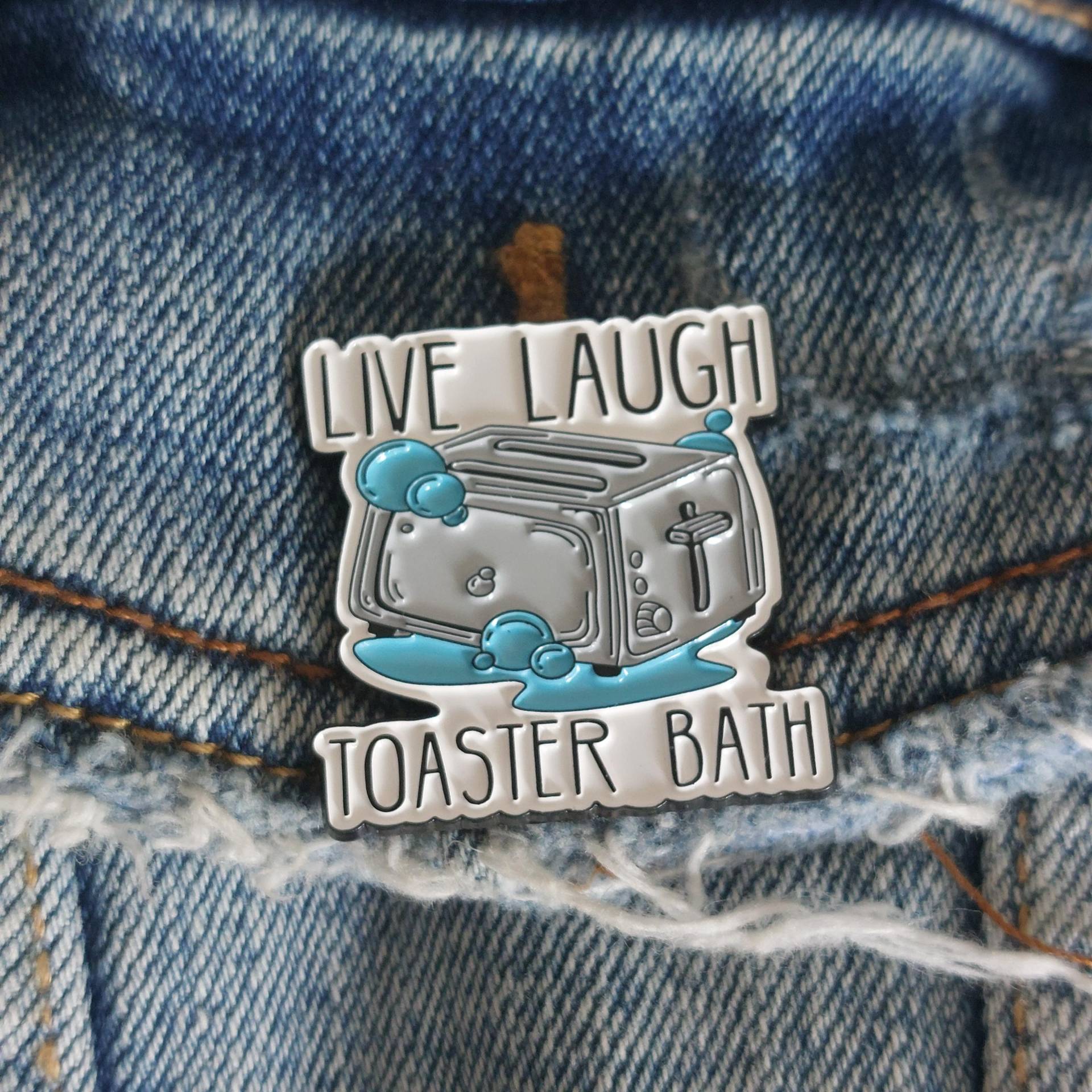 Anstecker Live Love Toaster Bath Pin Mit Spruch Brosche Deko Mode Taschen Kleidung Lustig Parodie Eat Pray Love Hard Enamel Pin von Julmondes