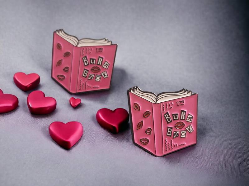 Anstecker Mean Girls Burn Book Pin Rot Club Vorsicht Bissig Fashion Brosche Get in Looser High School von Julmondes