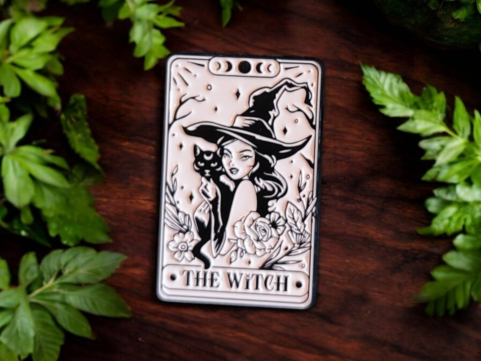 Anstecker Tarotkarte The Witch Mit Katze Mondphasen Schwarz Weiß Rosen Blumenranken Enamel Pin Black White Fantasy Funny Tiere Anstecker Tarotkarte The Witch Mit Katze Mondphasen Schwarz Weiß Rosen Blumenranken Enamel Pin Black White Fantasy Funny Tiere von Julmondes