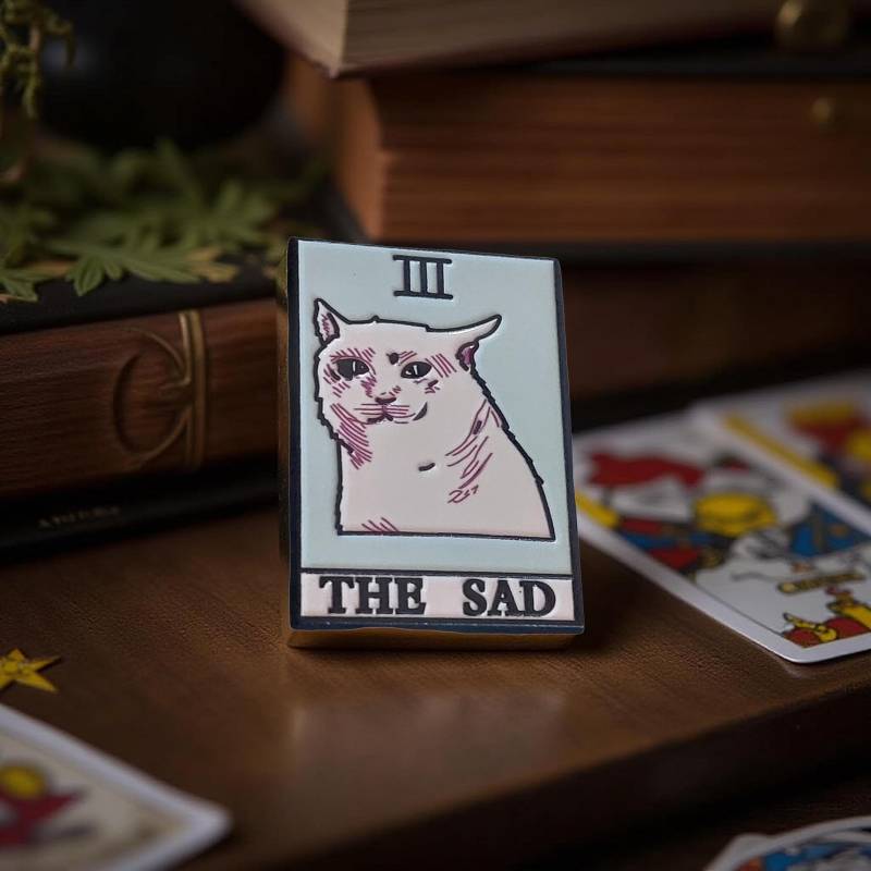 Anstecker Weiße Katze The Sad Tarot Karte Kitty Lost Fight - Needs Adoption- Lustiger Cat Lover Hard Enamel Pin Tarot von Julmondes