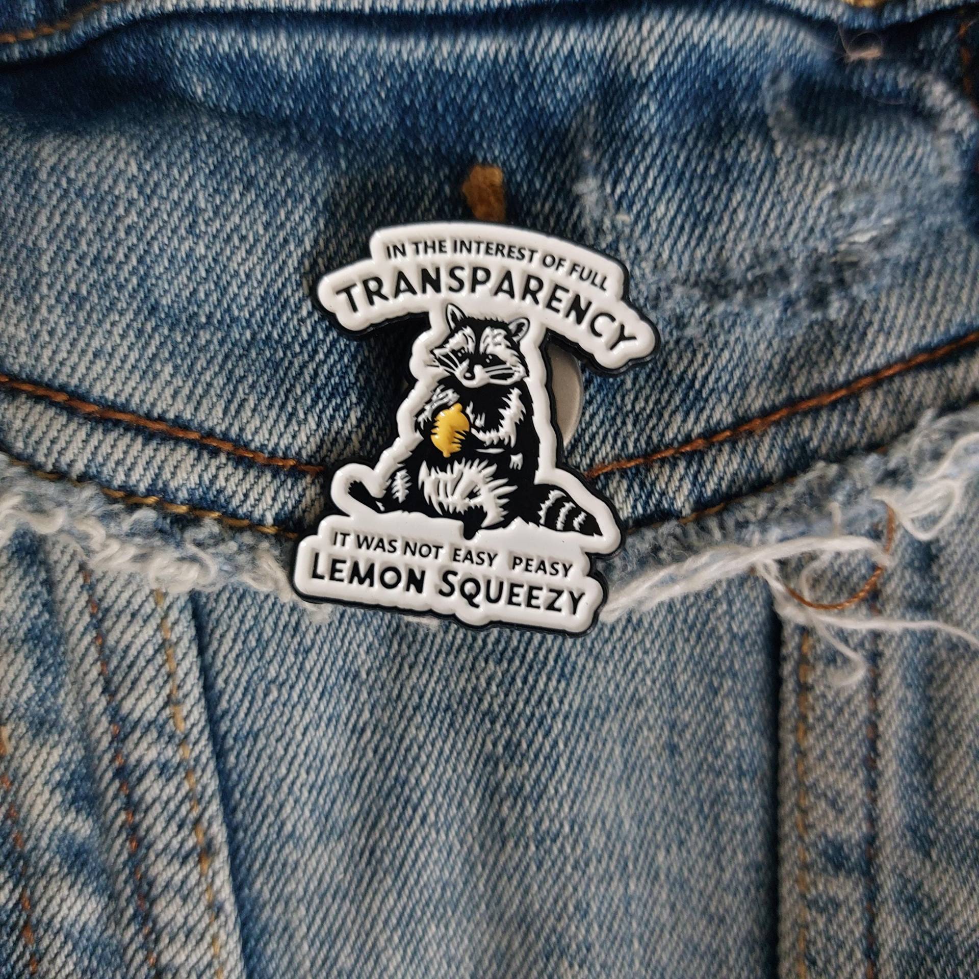 Anstecker in The Interest Of Full Transparency It Was Not Easy Peasy Lemon Squeezy Hard Enamel Waschbär Mit Zitrone Comic Art von Julmondes