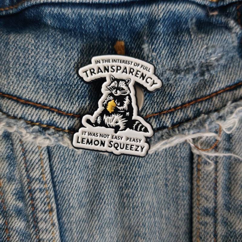 Anstecker in The Interest Of Full Transparency It Was Not Easy Peasy Lemon Squeezy Hard Enamel Waschbär Mit Zitrone Comic Art von Julmondes