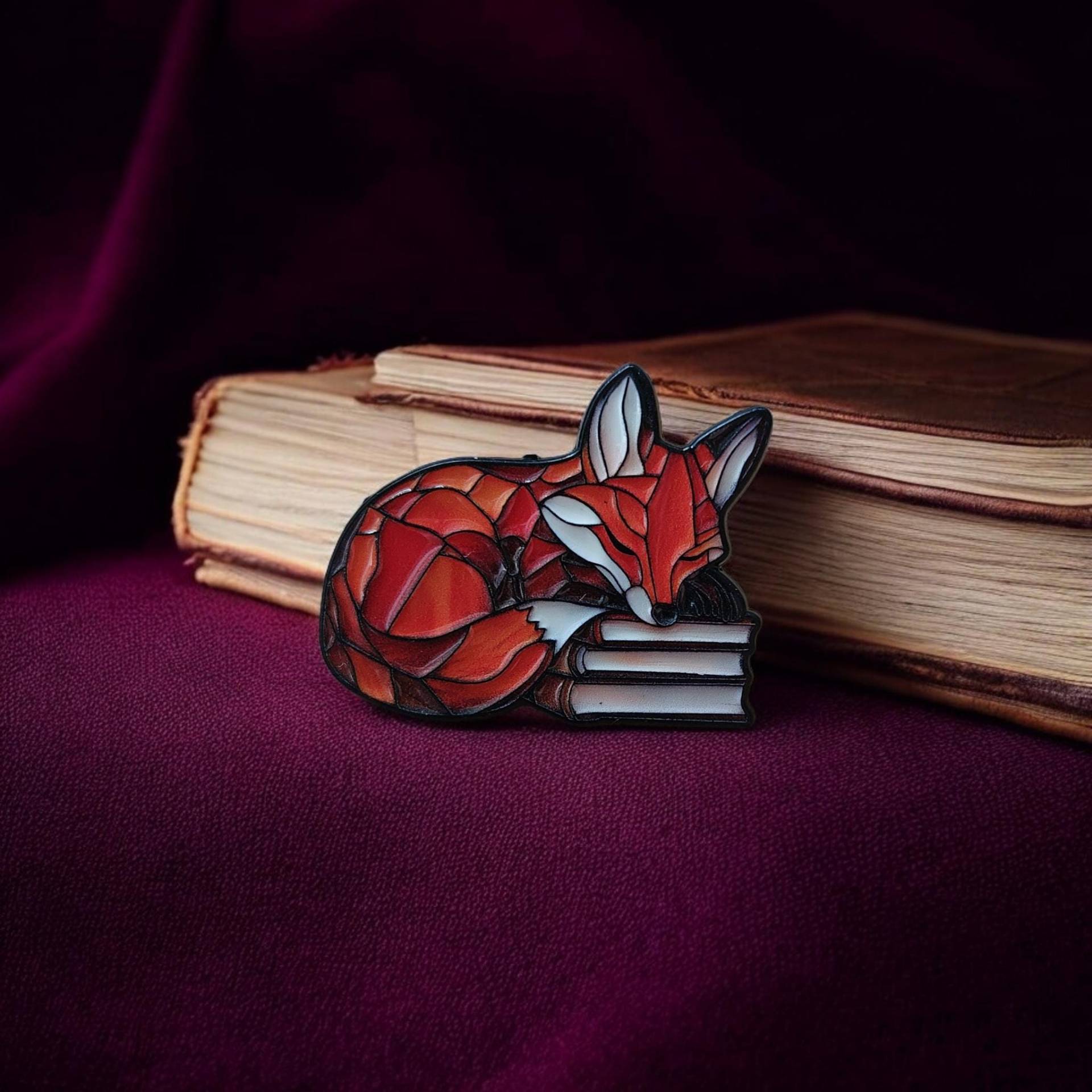 stained Glass Fox Enamel Pin - Cozy Bookish On Books Booktok Aesthetic Orange Red Reading Lover Gift von Julmondes