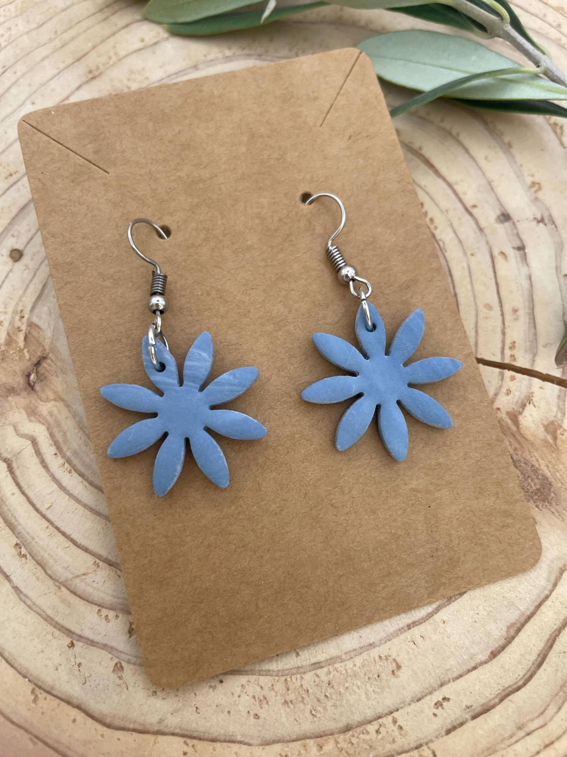 Handgemachte Blaue Gänseblümchen-Ohrringe Aus Polymer Clay Handgemachte Blaue Gänseblümchen-Ohrringe Aus Polymer Clay von JulsYarnandClayShop